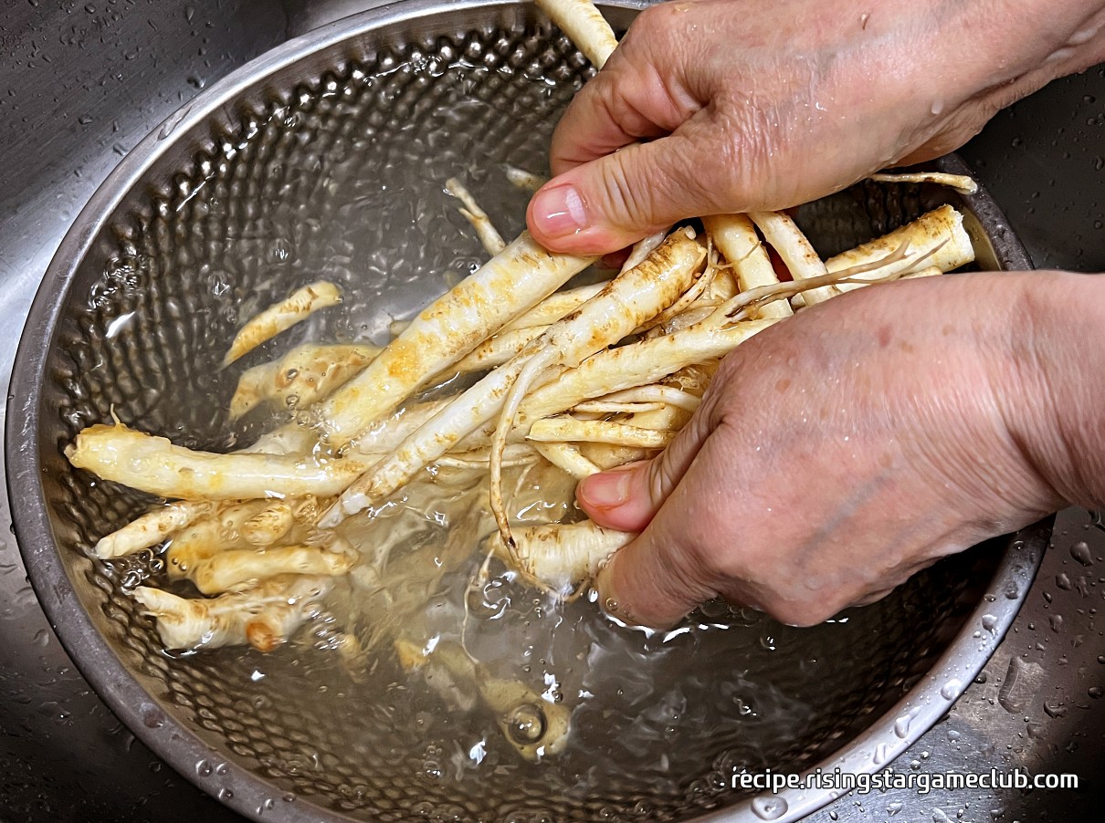 도라지를 세척하는 사진