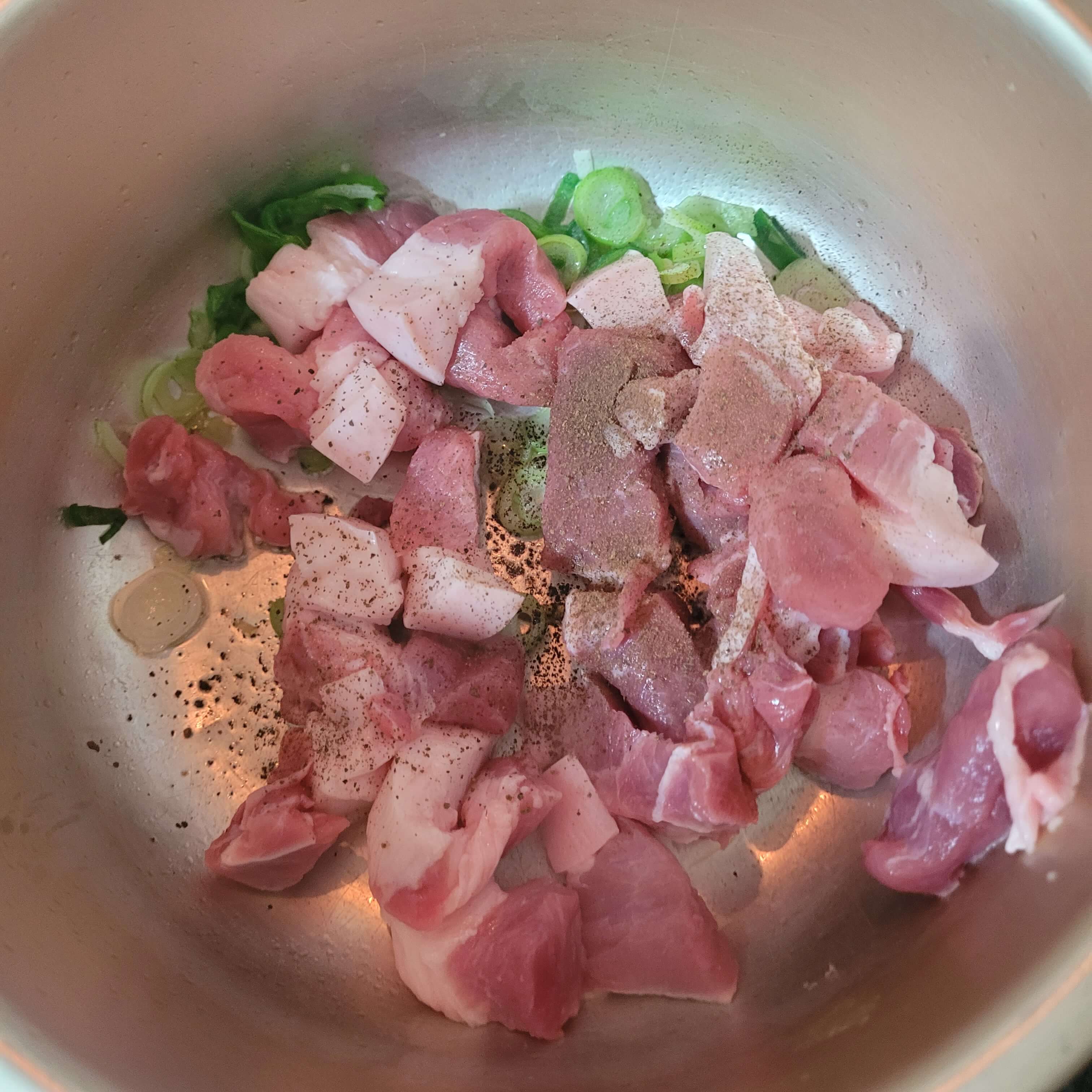 돼지고기 200g&#44; 얇게 썬 대파&#44; 후추 톡톡
