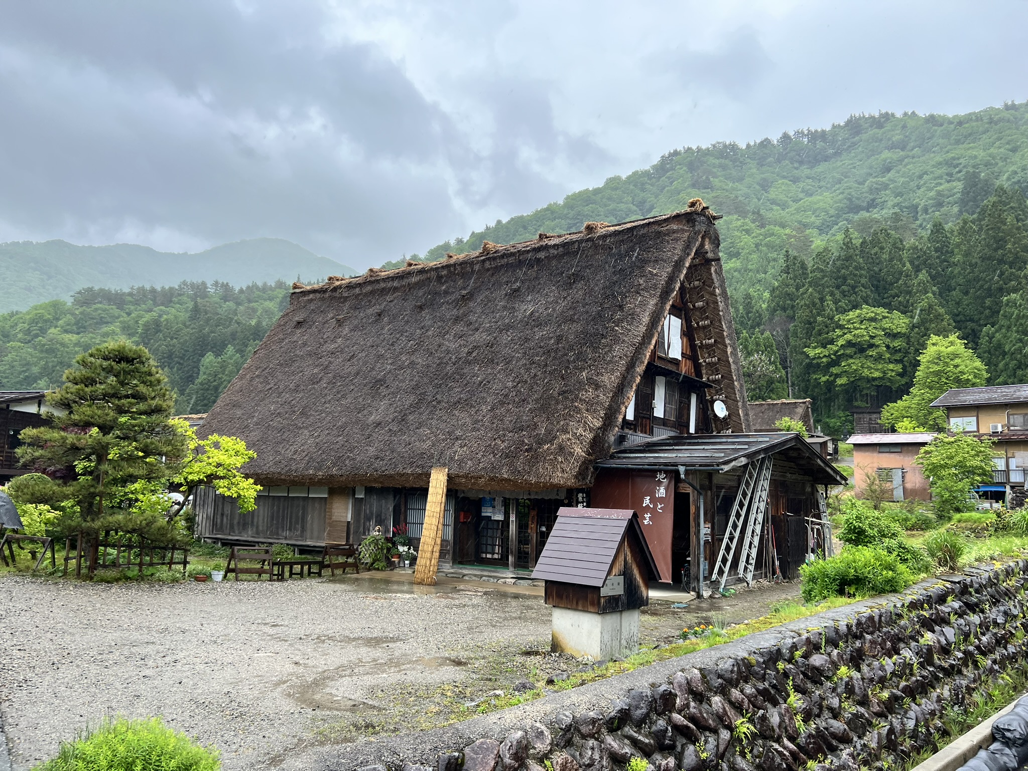 비 오는 날 갓쇼즈쿠리 전통가옥 풍경
