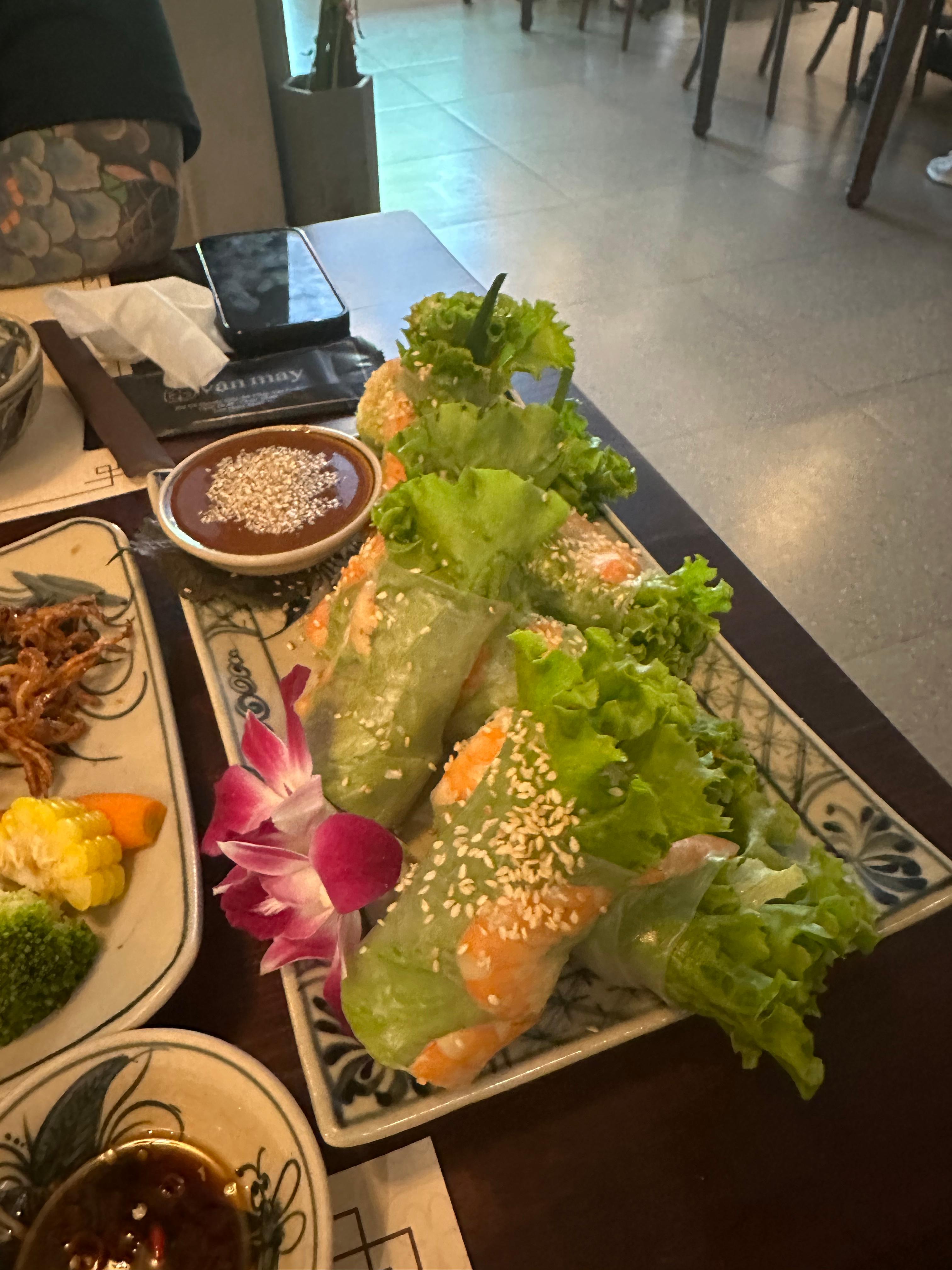 월남쌈과 비슷한 베트남 음식 쉬림프 롤 사진