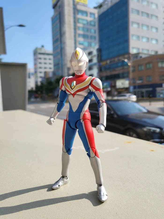 울트라맨-피규어를-대낮에-스마트폰-Z플립3로-촬영한-사진