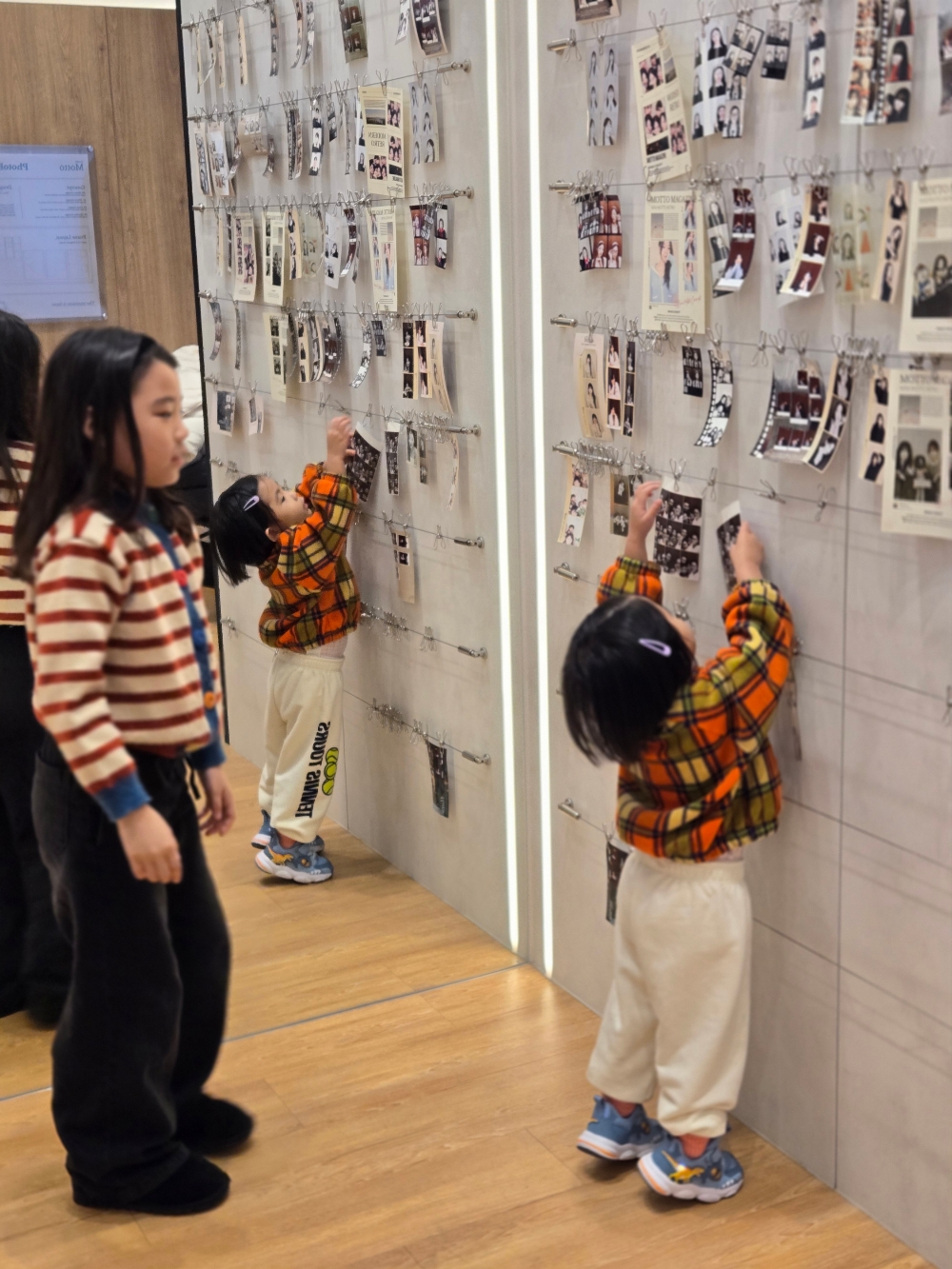 스튜디오모토 포토존 – 아이가 직접 사진 붙이는 모습