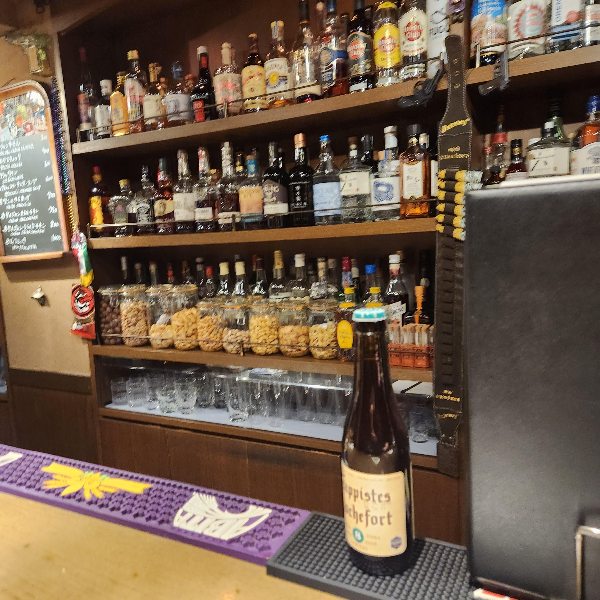 NOLA 내부. 다양한 주류가 벽면을 채우고 있다.