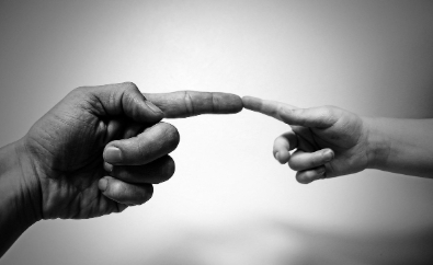 손끝에서 통하는 교감, 노인과 아이의 감각 자극 놀이 이야기