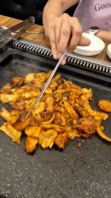 관저동 춘천집 양념닭갈비 굽는중