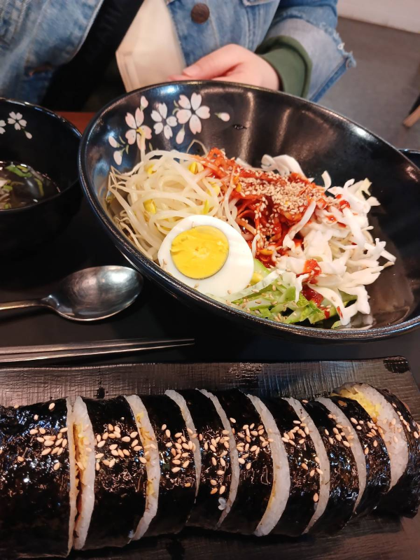 푸드코트 쫄면과 김밥