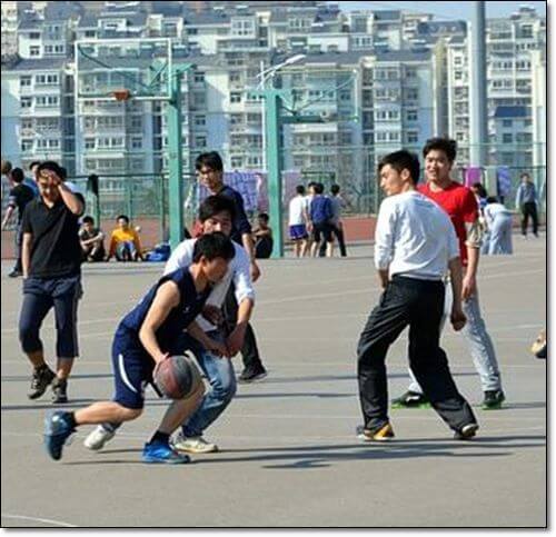 농구하는 학생들