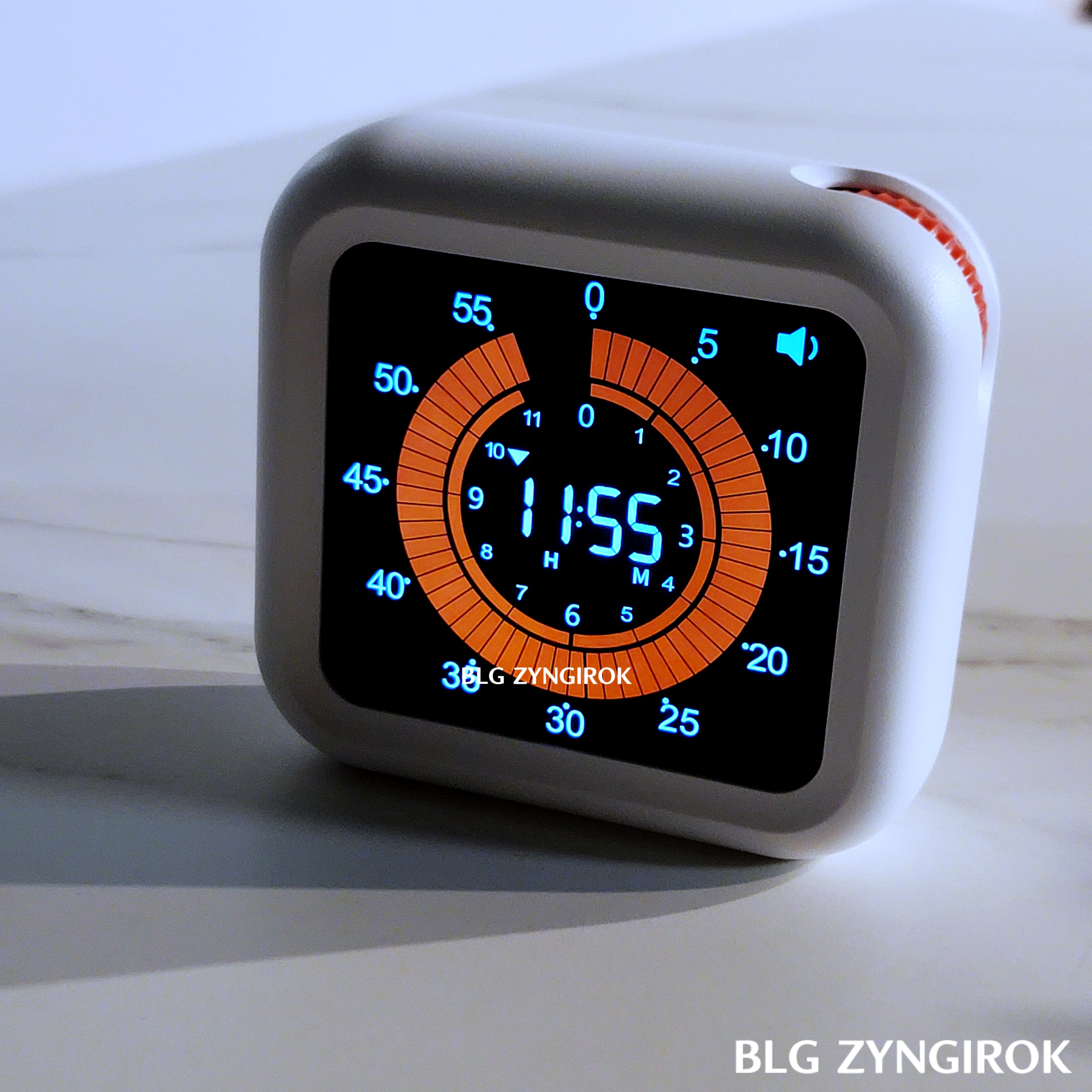 Ullty 타이머가 어두운 곳에 있는 모습이다.