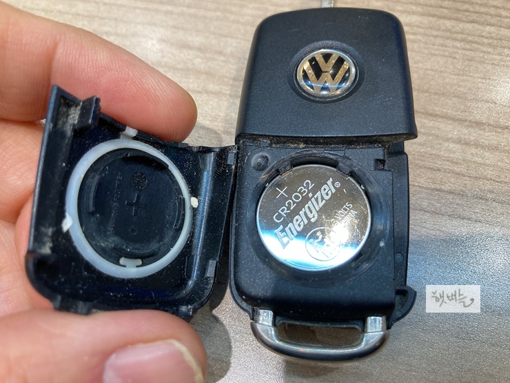 폭스바겐 차량 리모컨 전지 교환 방법