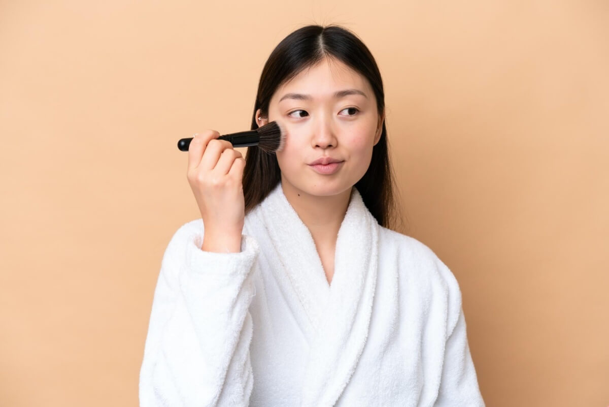 화장품을-바르는-여성