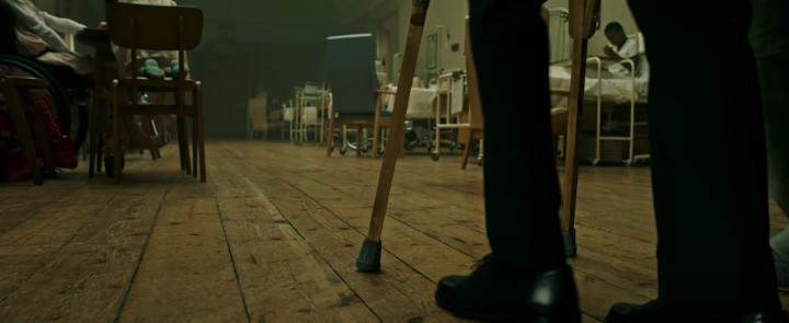 제대로서있지못하는남성이목발일짚고있다