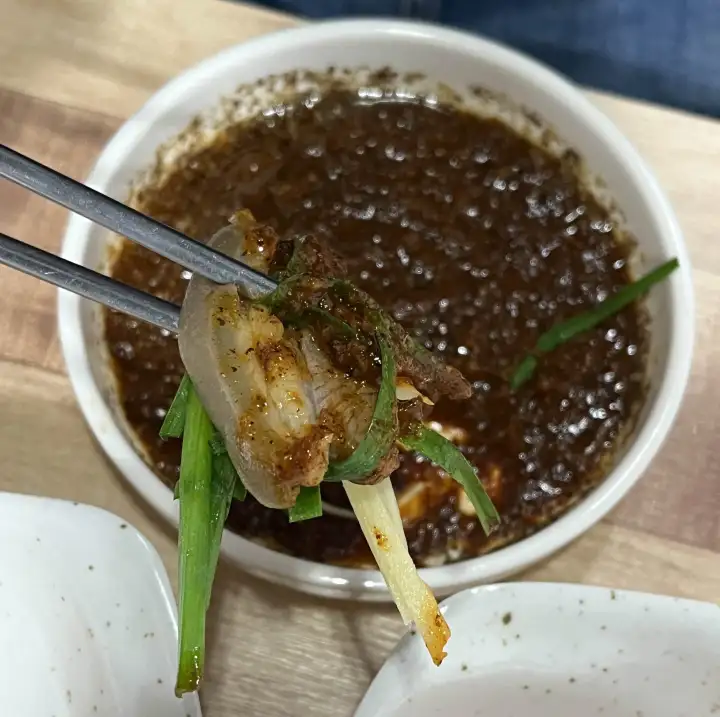 고기를 소스에 찍은 모습