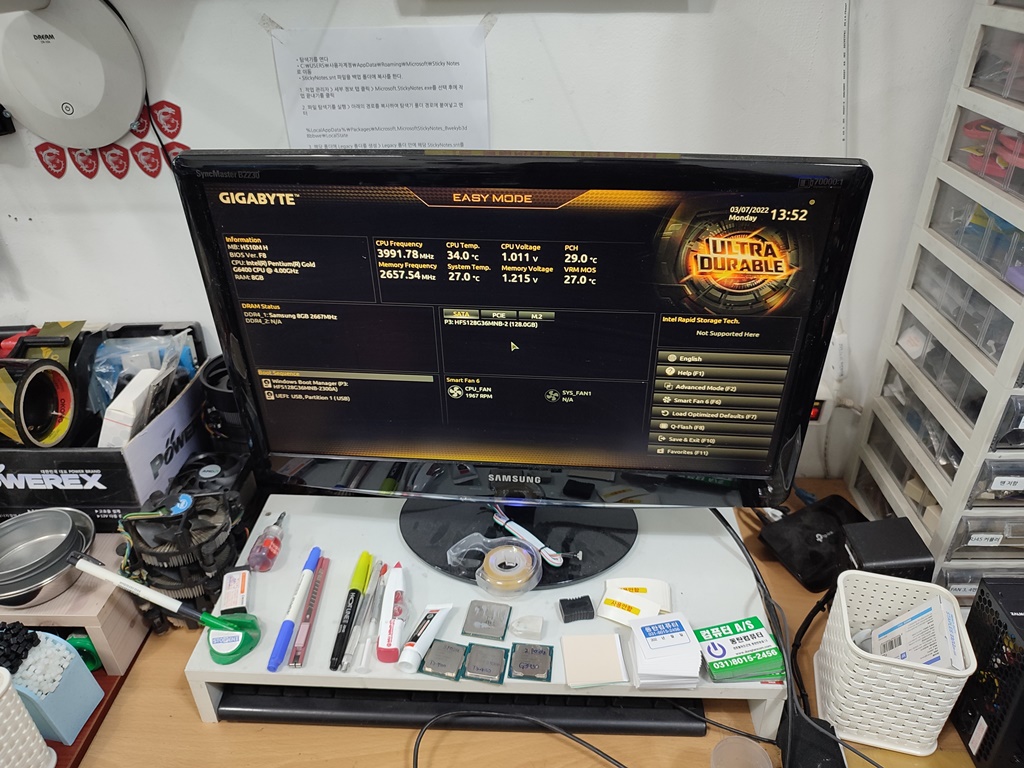 물리적 사타포트3번에 SSD를 연결해서 인식되는지 확인해보고 있습니다.