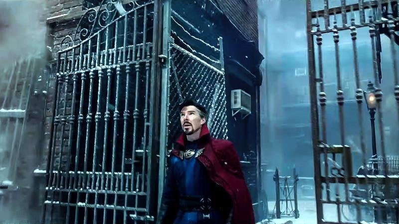 문을 열고 나온 닥터스트레인지 모습