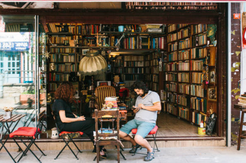 동네서점의 책 큐레이션 전략: 선택과 집중의 미학