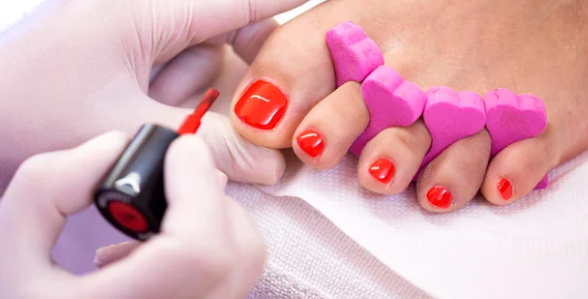 발가락 게임 발톱에 메니큐어를 마르는 모습