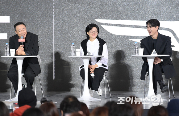 배우 이성민-이정은-유연석이 6일 오후 부산광역시 해운대구 영화의전당에서 진행된 제28회 부산국제영화제 &#39;운수 오진 날&#39; 오픈토크에 참석하고 있다. [사진=정소희 기자]