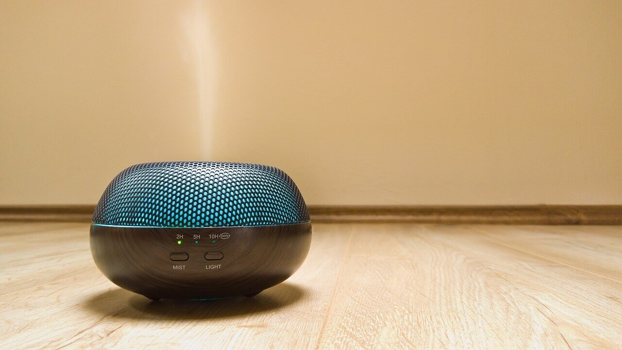 신세대 가전 에티켓 가습기 분사 방향이 책상 위 물건에 닿지 않도록 배치한 작은 에티켓