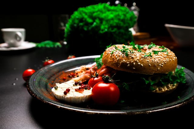 크림치즈를 바르고 토마토를 토핑한 베이글