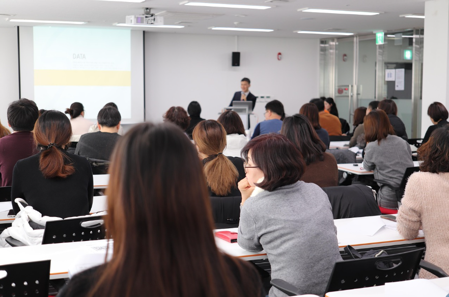교육받고 있는 직원들의 모습