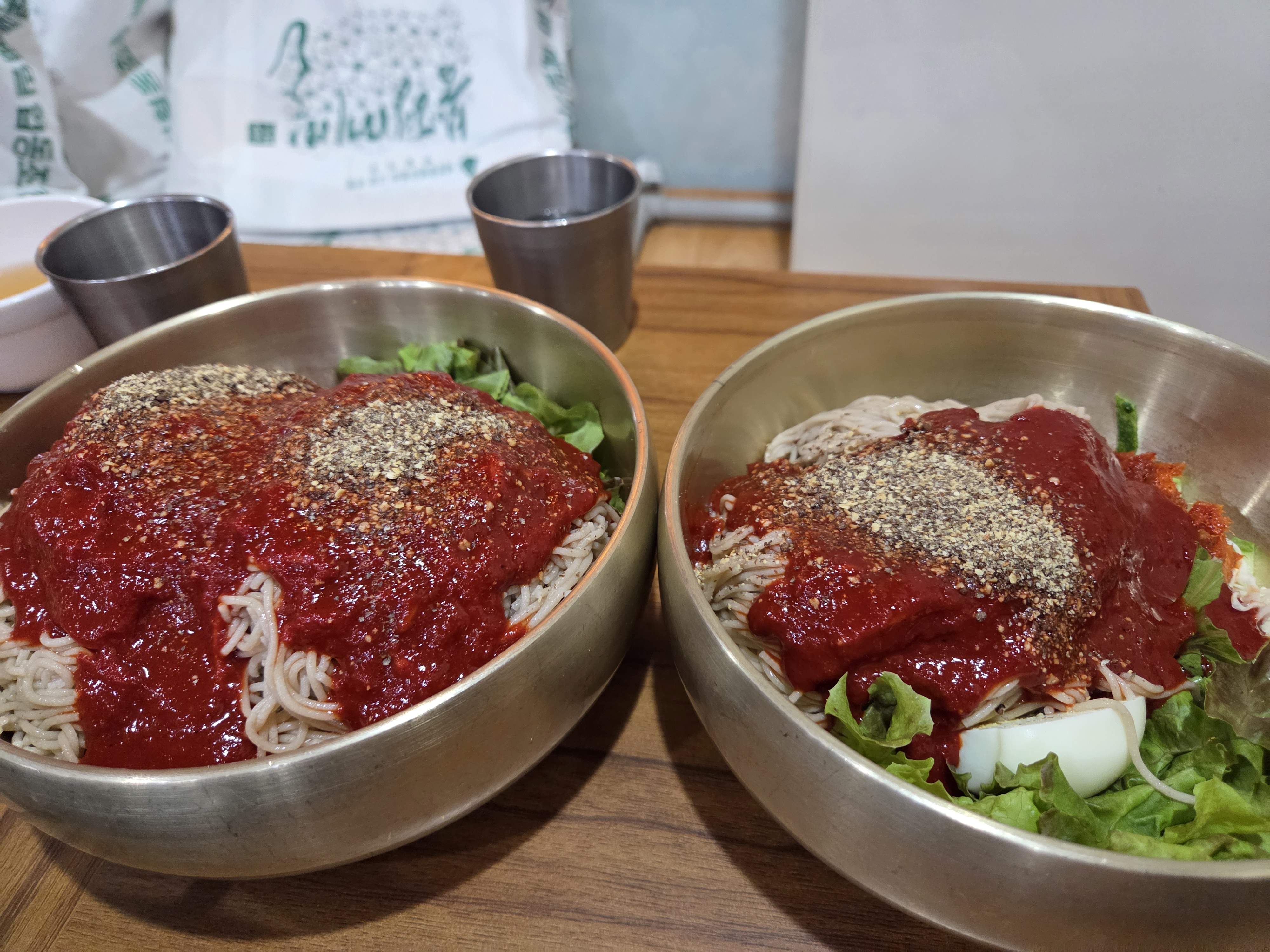 비빔 순메밀국수 – 짙은 메밀 면발과 상큼한 고명