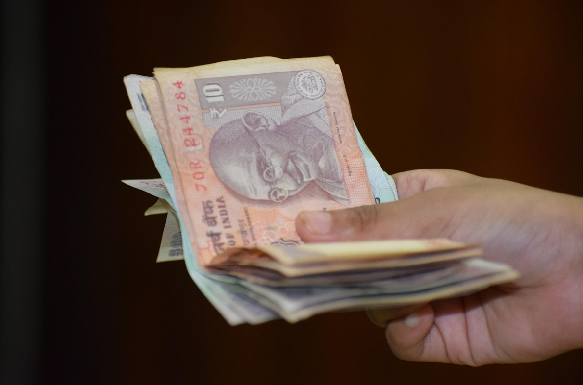 인도 돈을 쥔 손