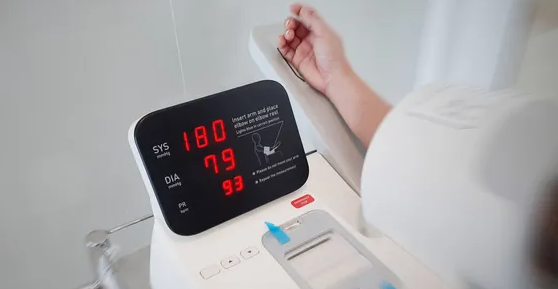 혈압-재는-사람