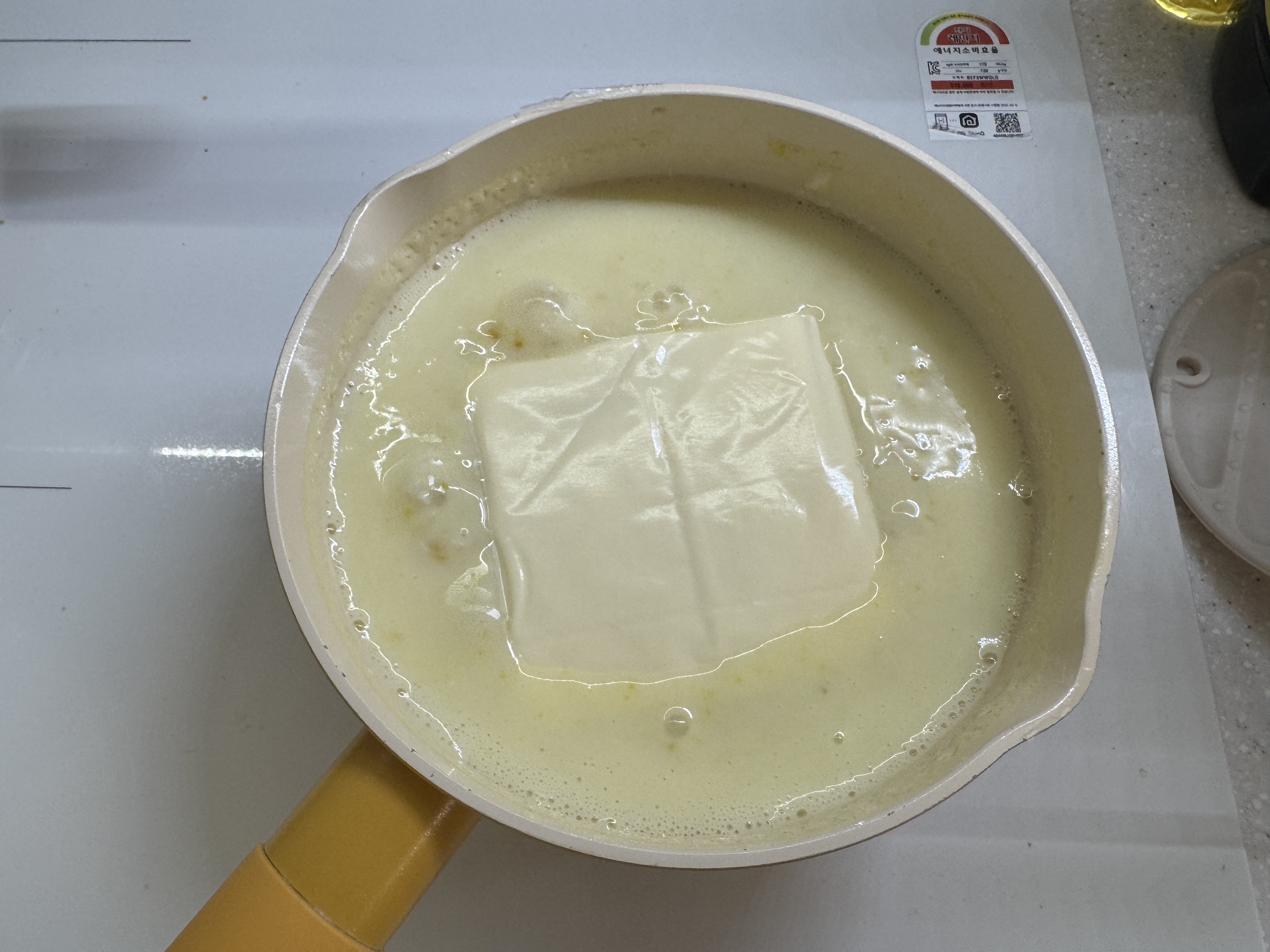 냄비에 불린 쌀&amp;#44; 닭고기&amp;#44; 단호박&amp;#44; 분유&amp;#44; 치즈를 넣고 끓이는 사진