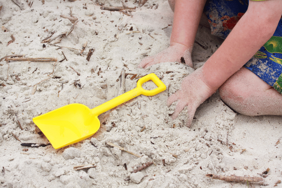 촉감 여행 &ndash; 모래&middot;잔디&middot;나무결을 손으로 느끼는 치유 체험