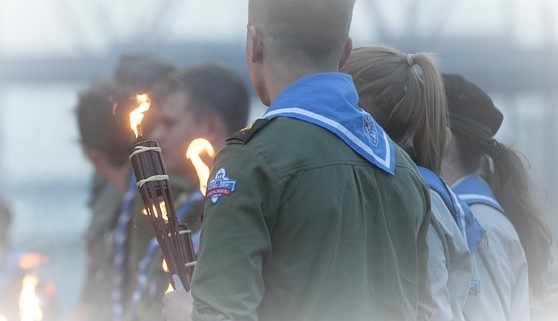 스카우트 대원들이 횟불을 들고 있는 모습