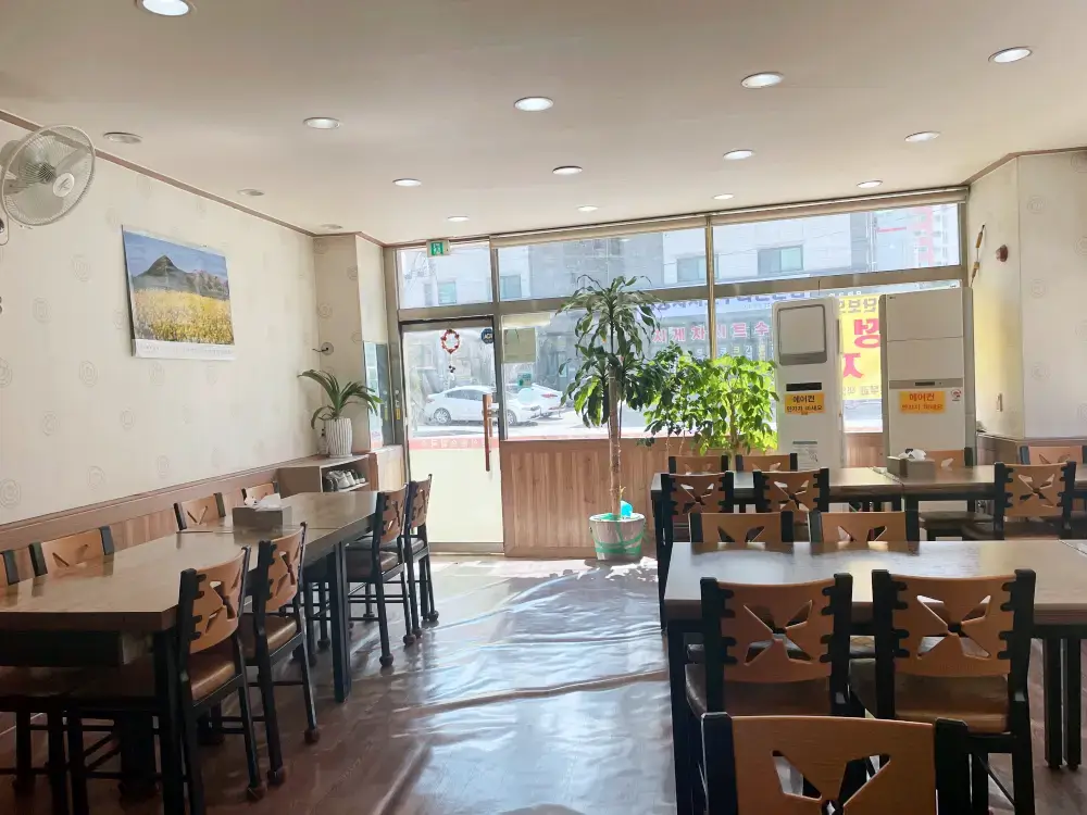 식당 테이블 모습입니다
