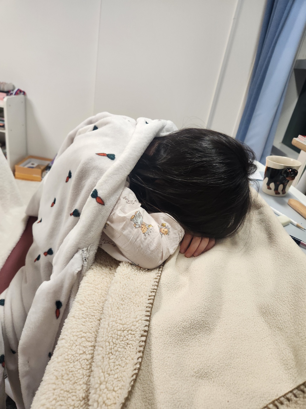 영어유치원 숙제를 하다가 쉬고 있는 아이