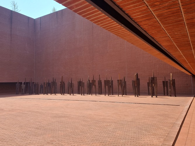서소문 밖 네거리 순교성지 "서 있는 사람들" 작품