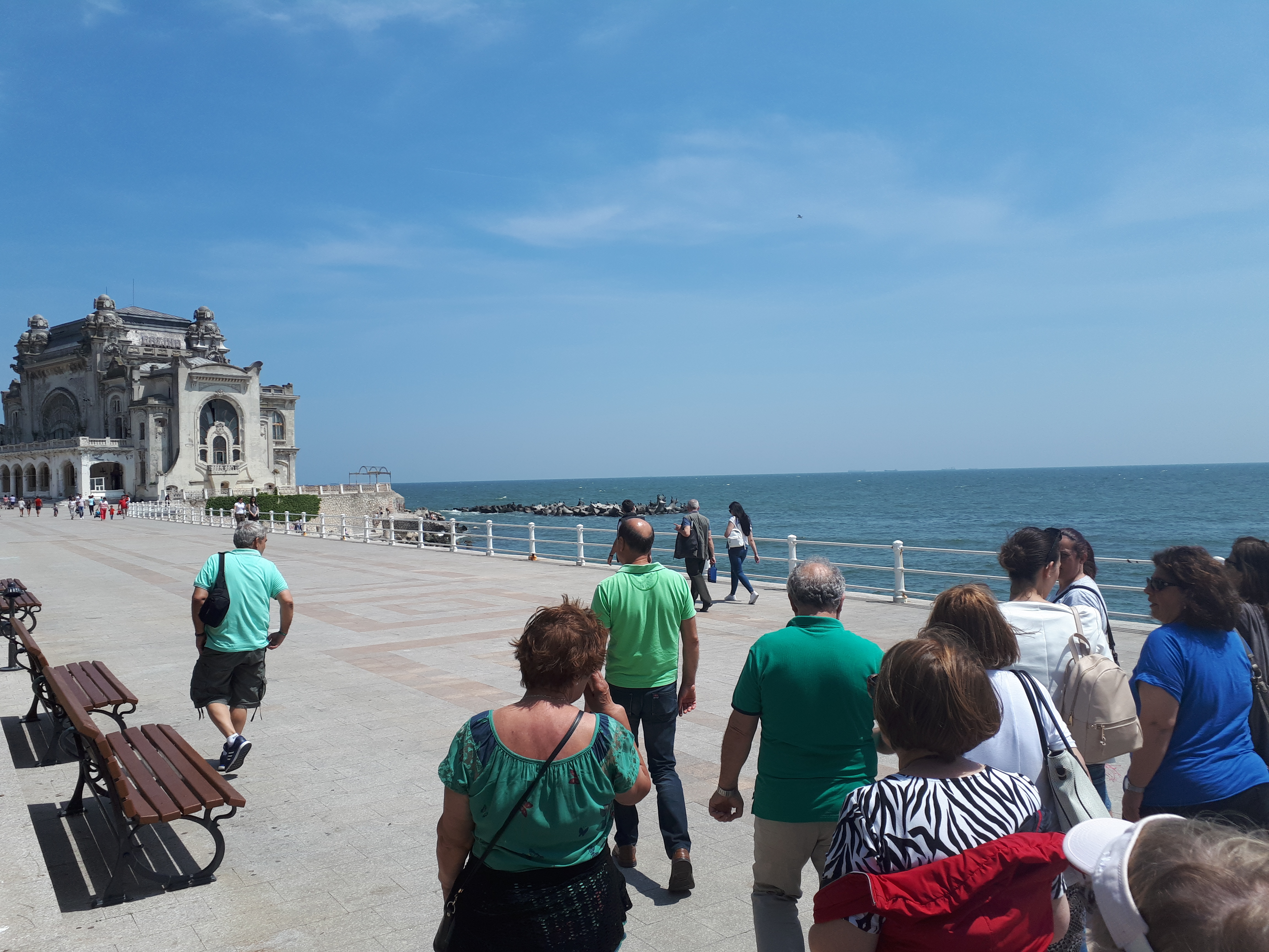 루마니아 콘스탄차 카지노 가는 한 무리의 관광객