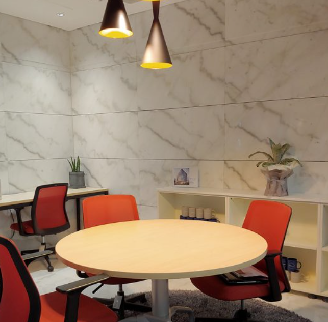 따뜻한 조명이 내리쬐는 4인 사무실, 회의실