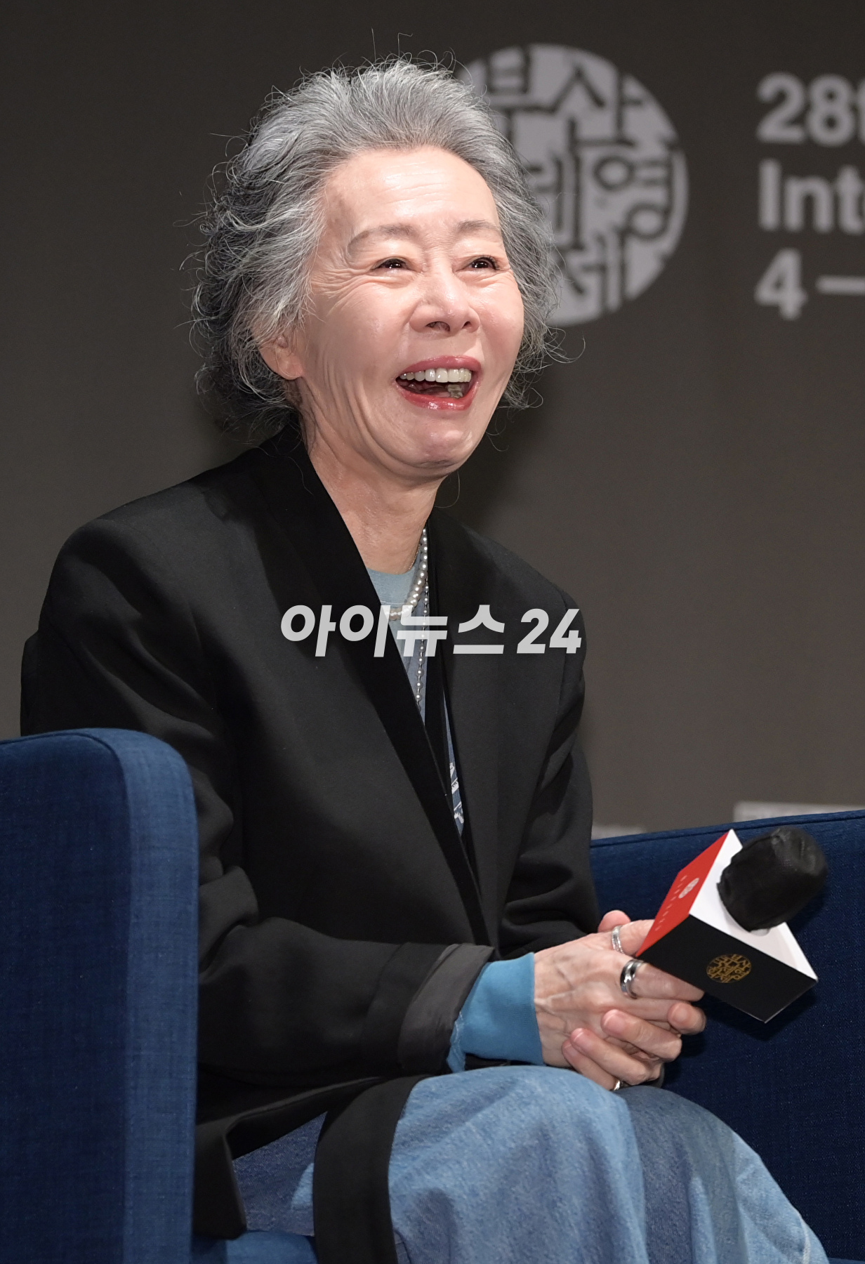 배우 윤여정이 6일 오후 부산광역시 해운대구 영화의전당에서 진행된 제28회 부산국제영화제 액터스하우스에 참석하고 있다. [사진=정소희 기자]