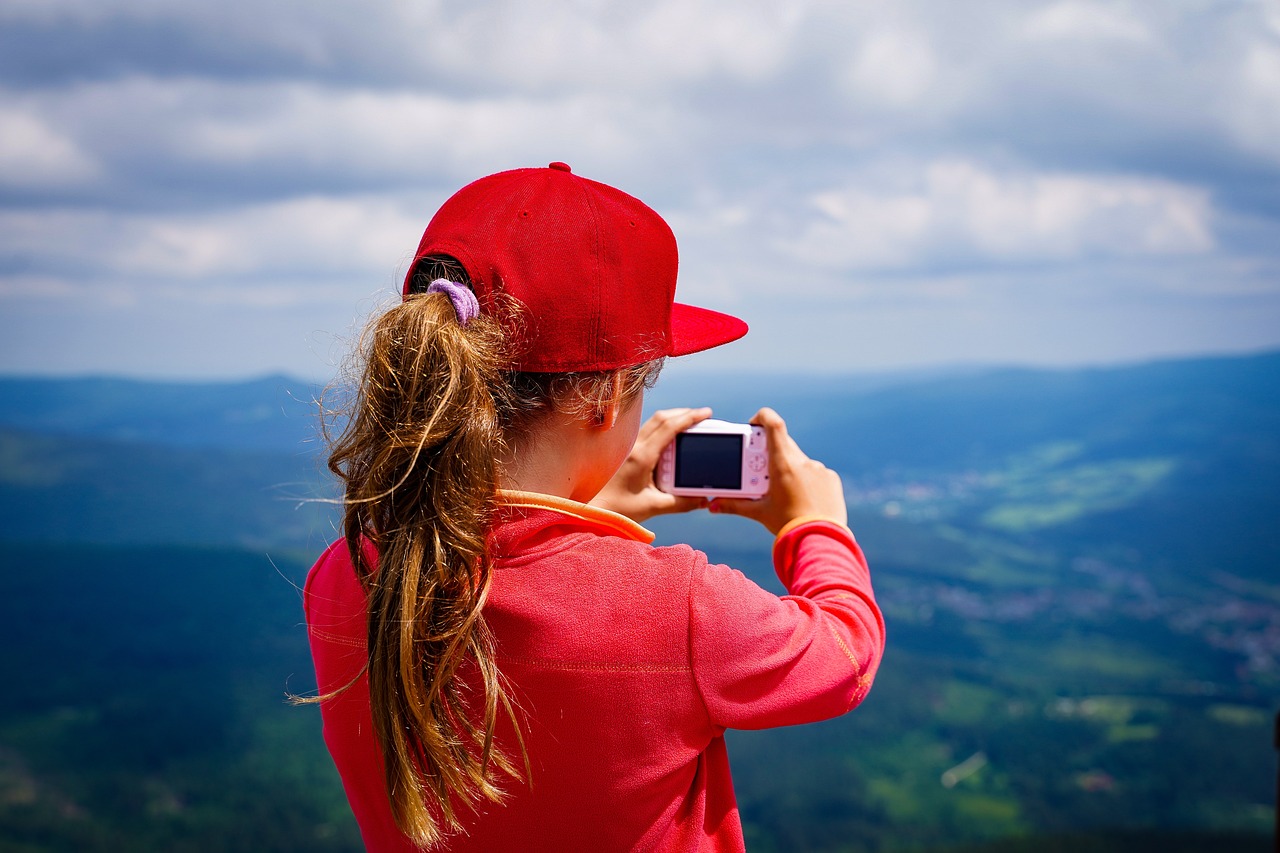 카메라로 사진 촬영하는 아이 사진