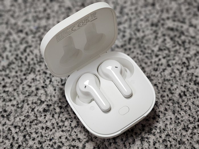 QCY-T13-크레들-이어버드들어가있는모습