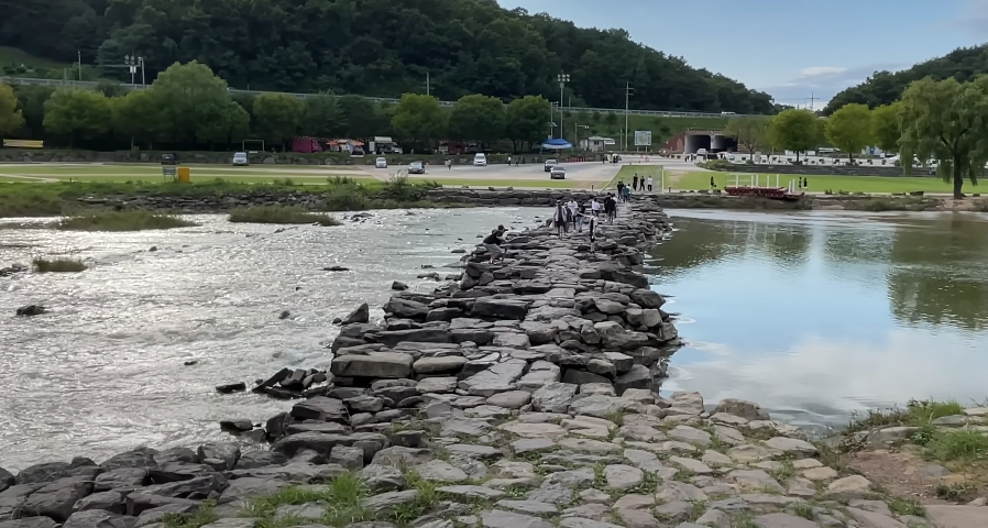 지네의 모습이 기억나는 농다리의 모습입니다.