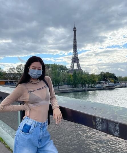 프랑스-파리에서-에펠탑을-배경으로-사진을-찍은-블랙핑크의-제니