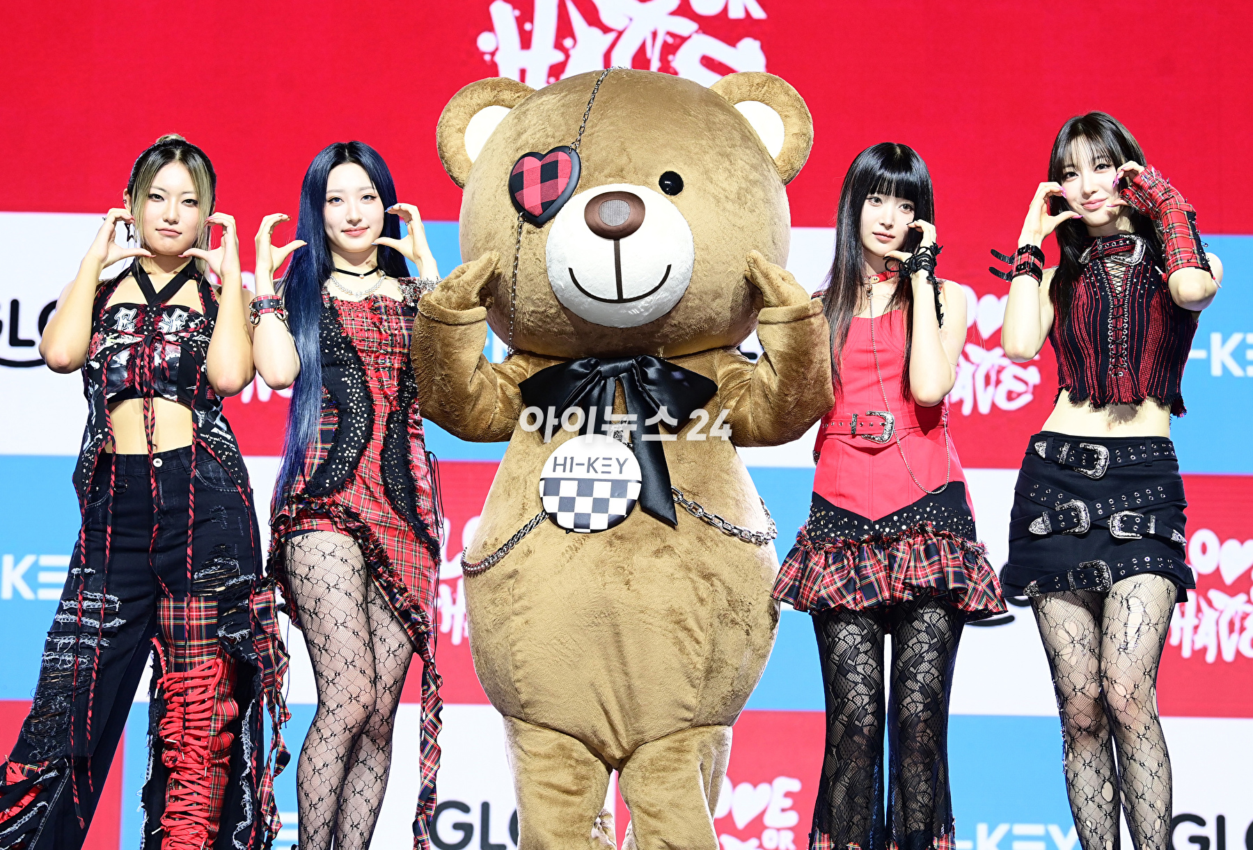 그룹 하이키가 19일 오후 서울 한남동 블루스퀘어에서 진행된 하이키(H1-KEY) 세 번째 미니앨범 '러브 오어 헤이트'(LOVE or HATE) 쇼케이스에 참석하고 있다. [사진=정소희 기자]