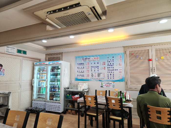 포항 죽도시장 횟집 안 작은 홀