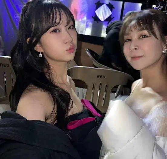 현역가왕- 흰옷을 입고 미소지으며 살짝 옆을 보는 윤태화