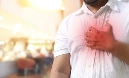 가슴이 아픈 남성