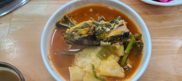 경기 하남시 민물매운탕 어탕칼국수 맛집 산곡민물매운탕 외부전경 내부전경 메뉴판 미나리추가 미나리 팽이버섯 수제비 잡고기