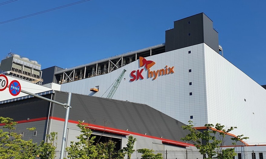 SK하이닉스 청주공장 화재, 또 발생…잇따른 사고에 안전관리 도마 위 SK하이닉스 청주사업장에서 또다시 화재가 발생하면서 안전관리 체계에 대한 우려가 커지고 있습니다. 지난 1일 대규모 가스룸 화재와 유독가스 누출 사고가 발생한 지 불과 열흘 만에 또 다른 화재가 이어지면서, 단순한 우연이 아닌 구조적인 문제를 점검해야 한다는 목소리가 높아지고 있습니다. 이번 글에서는 12일 나온 최신 기사들을 바탕으로 SK하이닉스 화재 사고의 경위와 최근 잇따른 안전사고 현황을 정리해보겠습니다. SK하이닉스 청주공장 또 화재 발생 12일 오전 9시 50분쯤 충북 청주시 흥덕구 SK하이닉스 청주 4캠퍼스에서 화재가 발생했습니다. 소방당국에 따르면 불은 공장 내 일부 설비에서 시작된 것으로 추정되며, 자체 소방시설과 현장 대응으로 큰 불길은 빠르게 잡혔습니다. 이번 화재로 직원들이 긴급 대피하는 소동이 벌어졌지만, 현재까지 확인된 대형 인명 피해는 없는 것으로 전해졌습니다. 보름 사이 벌써 네 번째 사고 문제는 이번 사고가 단발성 사건이 아니라는 점입니다. 최근 청주 SK하이닉스 사업장에서는 다음과 같은 사고가 잇따랐습니다. 1월 19일 : 배관 작업 중 인산 접촉 사고로 작업자 5명 부상 5월 27일 : M11 공장 설비에서 불꽃 발생으로 직원 대피 6월 1일 : M15·M15X 연결 가스룸 화재 및 불소 누출 6월 10일 : TMAH(수산화테트라메틸암모늄) 추정 물질 누출로 작업자 2명 병원 이송 6월 12일 : 청주 4캠퍼스 화재 발생 불과 보름 남짓한 기간 동안 크고 작은 사고가 반복되면서 안전관리 시스템에 대한 우려가 커지고 있습니다. 지난 1일 화재는 어땠나? 특히 지난 1일 발생한 화재는 더욱 큰 충격을 안겼습니다. 당시 오전 10시 32분쯤 M15 공장과 M15X 공장을 연결하는 6층 가스룸에서 불이 났고, 스프링클러가 작동해 약 10분 만에 진화됐습니다. 하지만 이 과정에서 반도체 생산에 사용되는 불소 계열 가스가 일부 누출되면서 11명이 이상 증세를 보여 병원으로 이송됐고, 직원 3,600여 명이 긴급 대피했습니다. 다행히 생산 차질은 발생하지 않은 것으로 알려졌습니다. 반복되는 사고에 "구조적 문제" 지적 전문가들은 최근 이어지는 사고들을 단순한 우연으로 보기 어렵다고 지적하고 있습니다. 산업안전 분야에서 자주 언급되는 '하인리히 법칙' 에 따르면, "중대사고 1건이 발생하기 전에는 29건의 경미한 사고와 300건의 위험 징후가 존재한다" 고 알려져 있습니다. 즉, 작은 사고를 방치할 경우 더 큰 사고로 이어질 수 있다는 의미입니다. 일각에서는 AI 반도체 수요 증가로 생산량 확대가 이어지는 가운데, 안전 관리 역시 그 속도에 맞춰 강화돼야 한다는 목소리도 나오고 있습니다. 생산 차질은 없을까? SK하이닉스는 현재 AI 반도체 핵심 부품인 HBM(고대역폭 메모리) 시장을 주도하고 있습니다. 특히 청주사업장은 낸드플래시와 일부 핵심 공정이 진행되는 중요한 생산기지인 만큼, 시장에서는 생산 차질 가능성에도 촉각을 곤두세우고 있습니다. 다만 회사 측은 이번 사고와 관련해 현재까지 생산 설비 운영에는 큰 문제가 없는 상태라고 설명하고 있습니다. 철저한 안전 점검 필요 반도체 산업은 국가 핵심 산업으로 꼽히지만, 그만큼 화학물질과 고위험 설비를 다루는 산업이기도 합니다. 따라서 생산성뿐 아니라 안전관리 역시 최우선 과제가 돼야 한다는 지적이 나오고 있습니다. 특히 최근 반복되는 사고를 계기로 다음과 같은 조치가 필요하다는 목소리가 높습니다. 정기적인 안전점검 강화 화학물질 관리 체계 재점검 비상대응 매뉴얼 개선 협력업체 안전교육 확대 예방 중심의 안전문화 정착 마무리 SK하이닉스 청주공장에서 발생한 이번 화재는 단순한 사고 이상의 의미를 갖고 있습니다. 특히 최근 보름 사이 화재와 화학물질 누출 사고가 잇따르고 있다는 점에서, 보다 근본적인 안전관리 체계 점검이 필요하다는 지적이 설득력을 얻고 있습니다. 다행히 현재까지 대규모 인명 피해나 생산 중단은 발생하지 않았지만, 국가 핵심 산업인 반도체 현장에서 더 큰 사고가 발생하지 않도록 철저한 원인 조사와 재발 방지 대책이 마련돼야 할 것으로 보입니다. SEO 키워드 SK하이닉스 화재, SK하이닉스 청주공장 화재, 청주 SK하이닉스 사고, SK하이닉스 가스 누출, SK하이닉스 안전사고, 청주 반도체 공장 화재, SK하이닉스 4캠퍼스, HBM 생산공장 화재, 반도체 공장 사고, SK하이닉스 최신 뉴스
