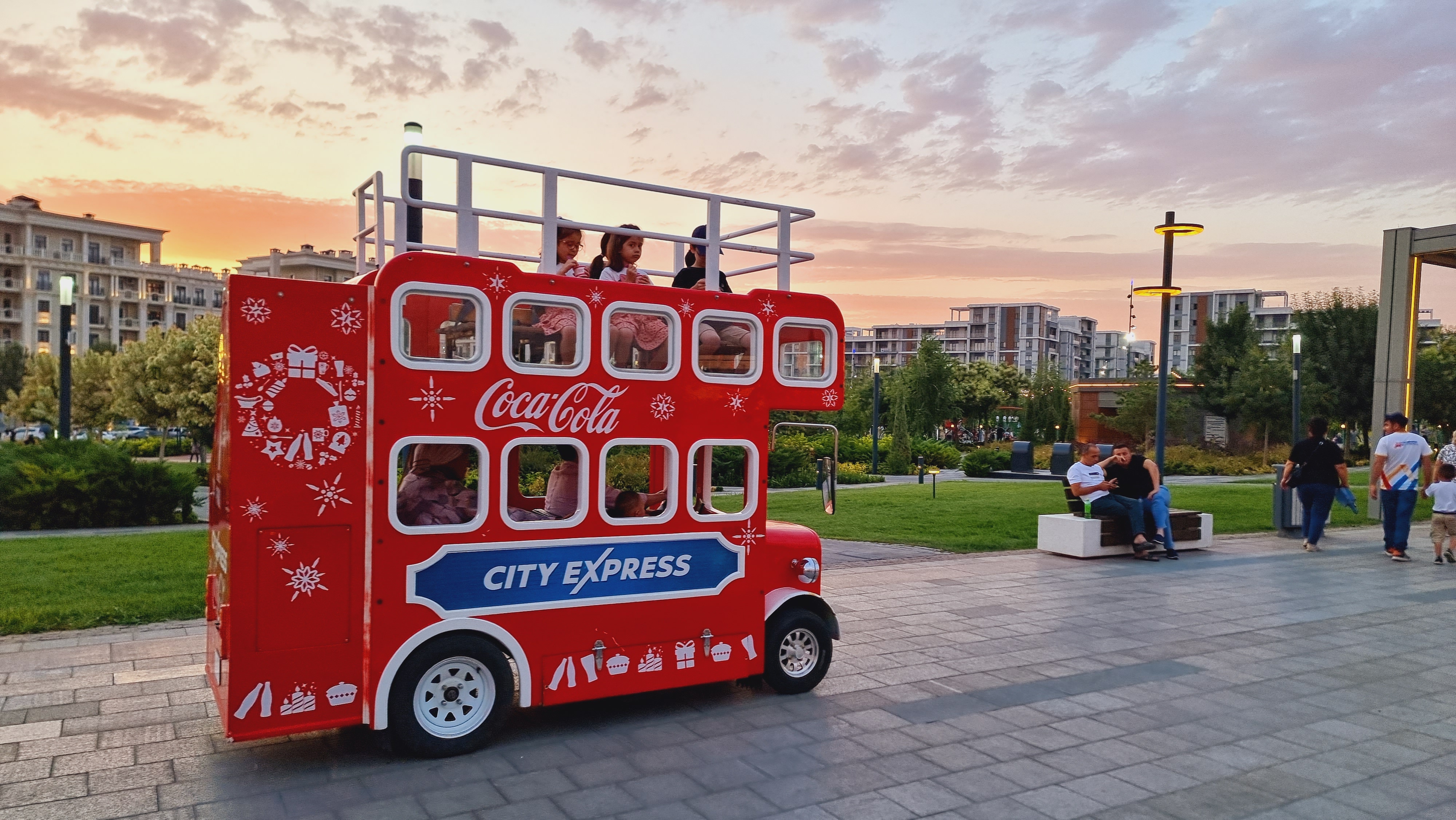 야외 무대에서 공연중인 모습