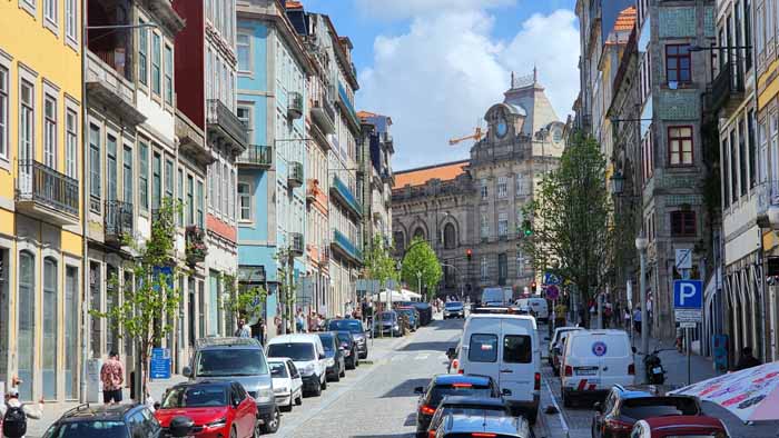 포르투 상벤투역이 보이는 거리에서