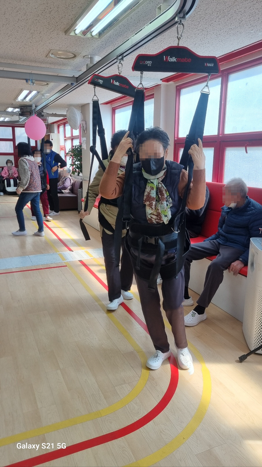 주간보호센타 체력단련실내 치매 어르신 분들 워크메이트 운동 중인 모습