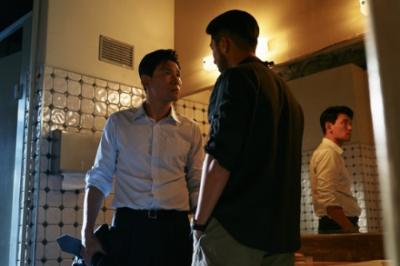 알트태그-교섭의 한 장면, 국정원 요원인 현빈과 교섭전문가 황정민이 대립하고 있다